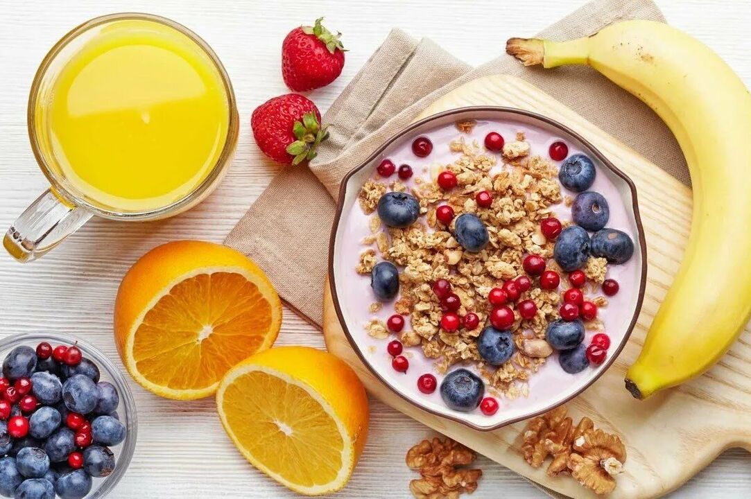 Berries and fruits are foods rich in dietary fiber. 